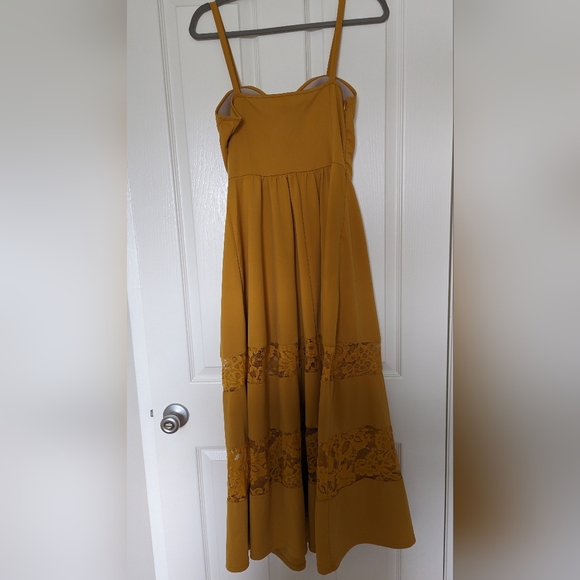 Mustard colored Maxi Dress with floral lace medium - Picture 4 of 5